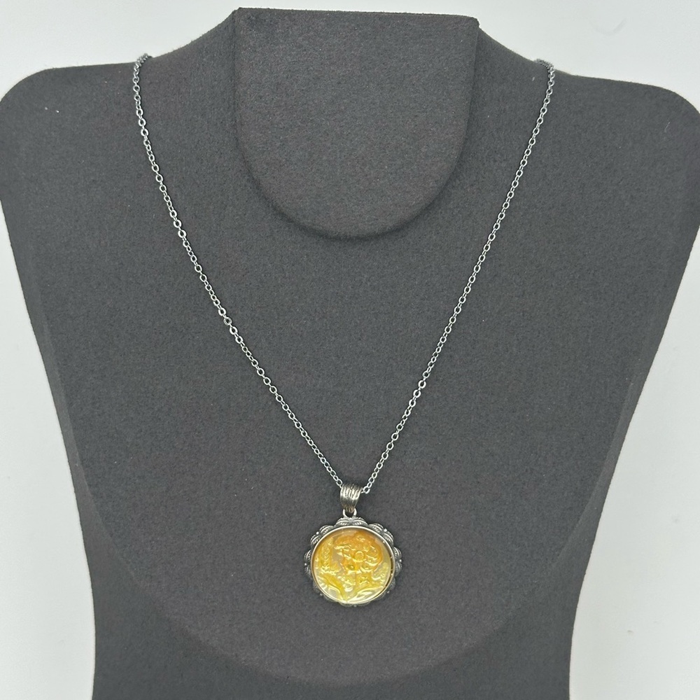 Round Shell with Girl and Feather/Flowers Carving Silver 925 Case and Chain - Picture 3 of 11